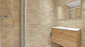 Chuveiro, secador de cabelo, toalhas de banho