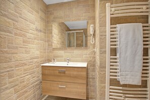 Regadera, secadora de cabello, toallas 