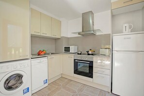 Een koelkast, een microgolfoven, een oven, een kookplaat