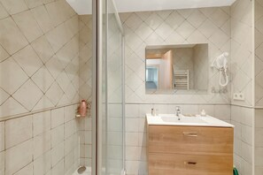 Dusche, Haartrockner, Handtücher