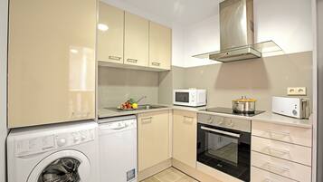 Jääkaappi, mikroaaltouuni, uuni, liesi