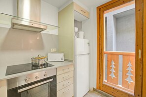 Fridge, microwave, oven, stovetop - Andorra Mountain Friends Self-Catering, El Tarter, Andorra (El Tarter)