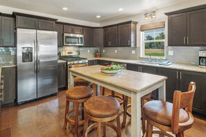 Kylskåp, mikrovågsugn, ugn och spishäll