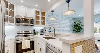 Beautiful Condo walking distance to Downtown Disney with outdoor living space