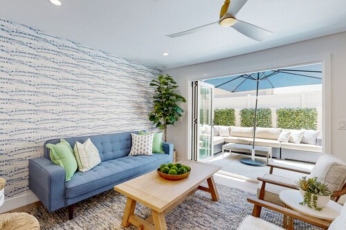 Beautiful Condo walking distance to Downtown Disney with outdoor living space