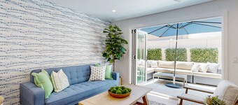 Beautiful Condo walking distance to Downtown Disney with outdoor living space