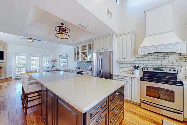 Fridge, microwave, oven, stovetop - Luxurious 2-Bedroom Retreat in Phoenix with Stunning Mountain Views (Phoenix)