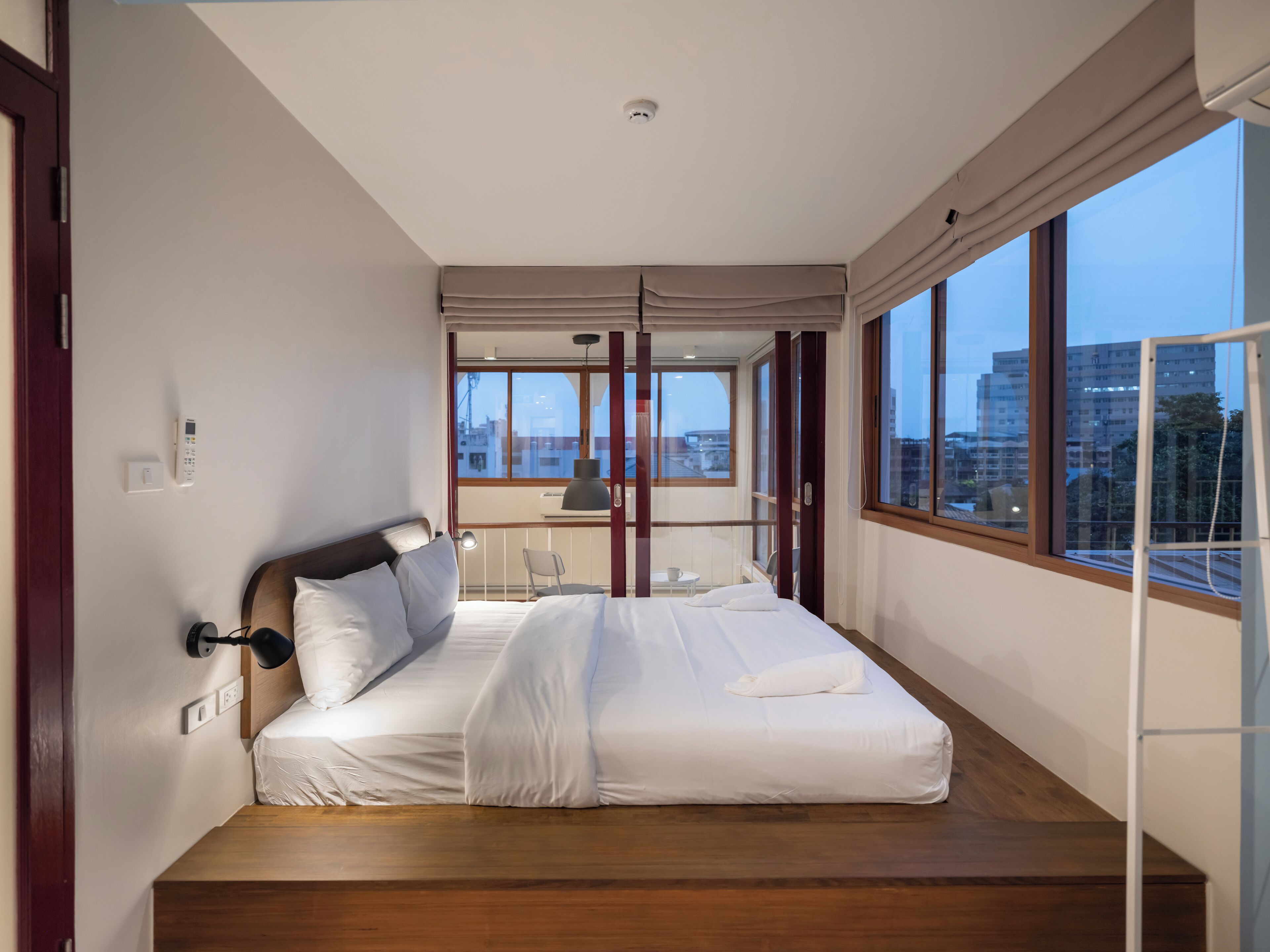 Executive-Apartment, 4 Schlafzimmer, Stadtblick | 4 Schlafzimmer, Schreibtisch, Bügeleisen/Bügelbrett, kostenloses WLAN