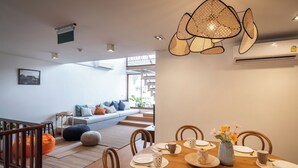 Un comedor moderno con una mesa de madera dispuesta para cuatro personas, rodeada de sillas de madera.