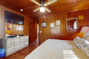 3 bedrooms, iron/ironing board, Internet, bed sheets