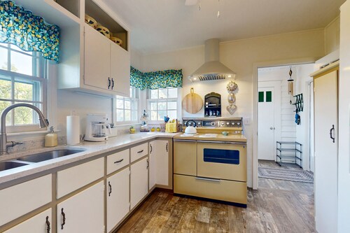 Vintage house with firepit, wifi + steps to Truett McConnell University