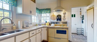 Vintage house with firepit, wifi + steps to Truett McConnell University