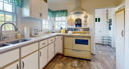 Vintage house with firepit, wifi + steps to Truett McConnell University