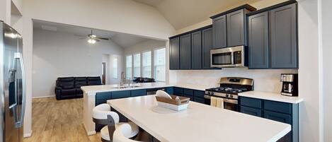 Refrigerador, microondas, horno, placa de cocina