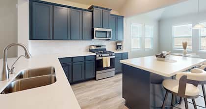 3-bedroom dog-friendly home with enclosed backyard in great location