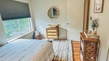 4 bedrooms, iron/ironing board, internet, bed sheets