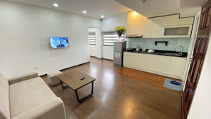 Appartement Luxe, coin cuisine, vue ville | Cuisine privée | Mini réfrigérateur, nécessaire de nettoyage, serviettes en papier