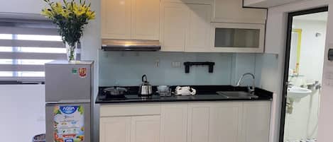 Luxury-Apartment, Kochnische, Stadtblick | Eigene Küche | Mini-Kühlschrank, Reinigungsartikel, Küchenrolle