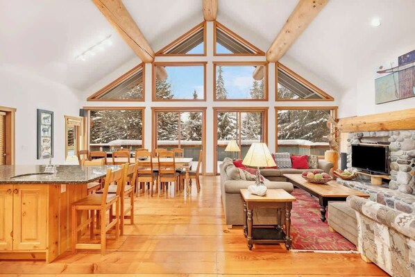 テレビ、暖炉、書斎 / ワークスペース