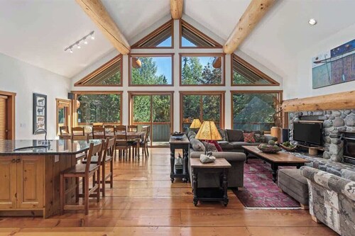 Mountain chalet w/ hot tub & games