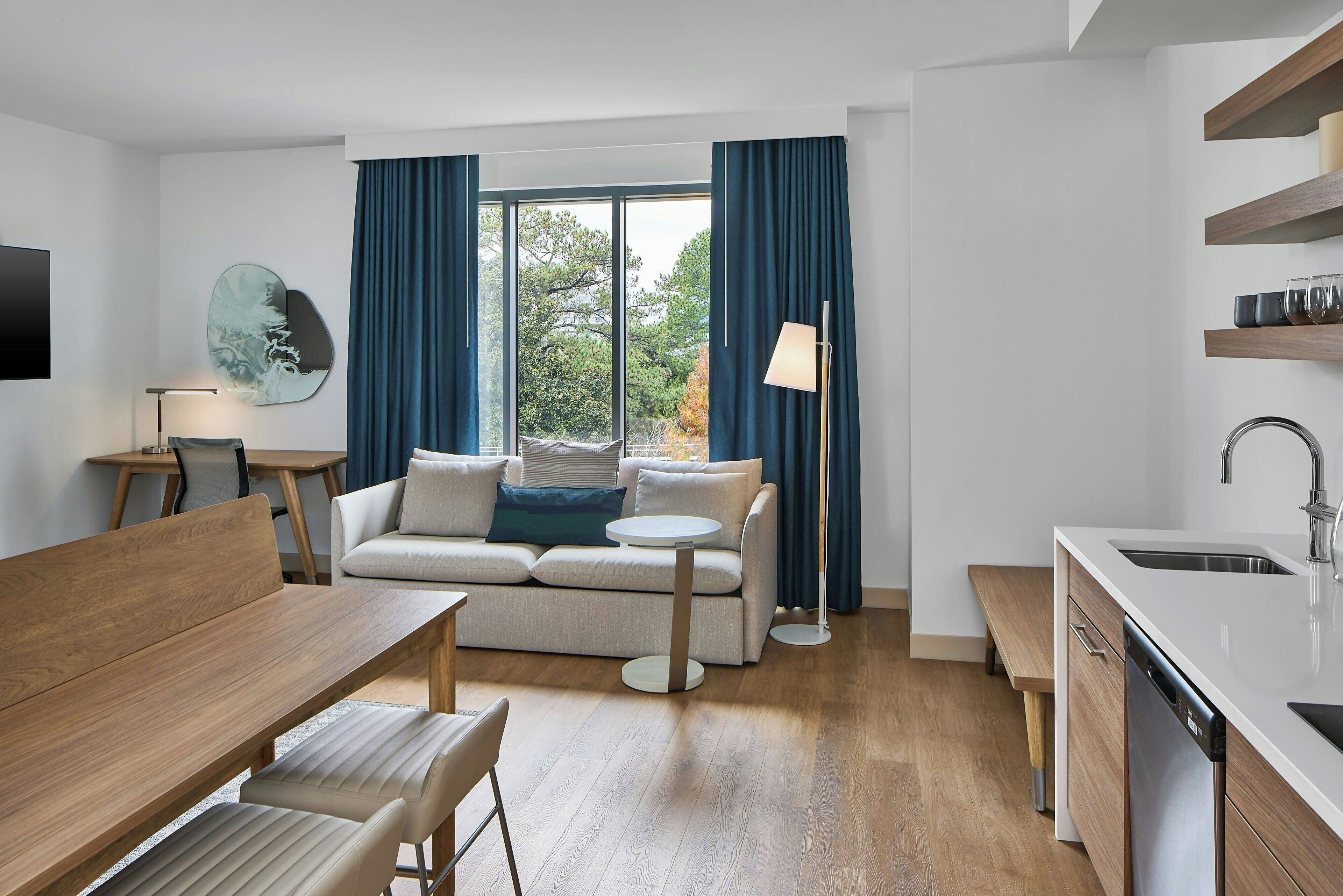 Edredón, caja de seguridad en la habitación y escritorio 