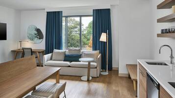 Edredón, caja de seguridad en la habitación y escritorio