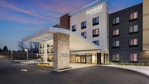 A Fairfield by Marriott hotel with a modern design, featuring a covered entrance and multiple floors. - Fairfield by Marriott Inn & Suites Union (Union)