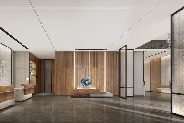 Et moderne receptionsområde med en træreception, en blå abstrakt skulptur og en glasvæg.
