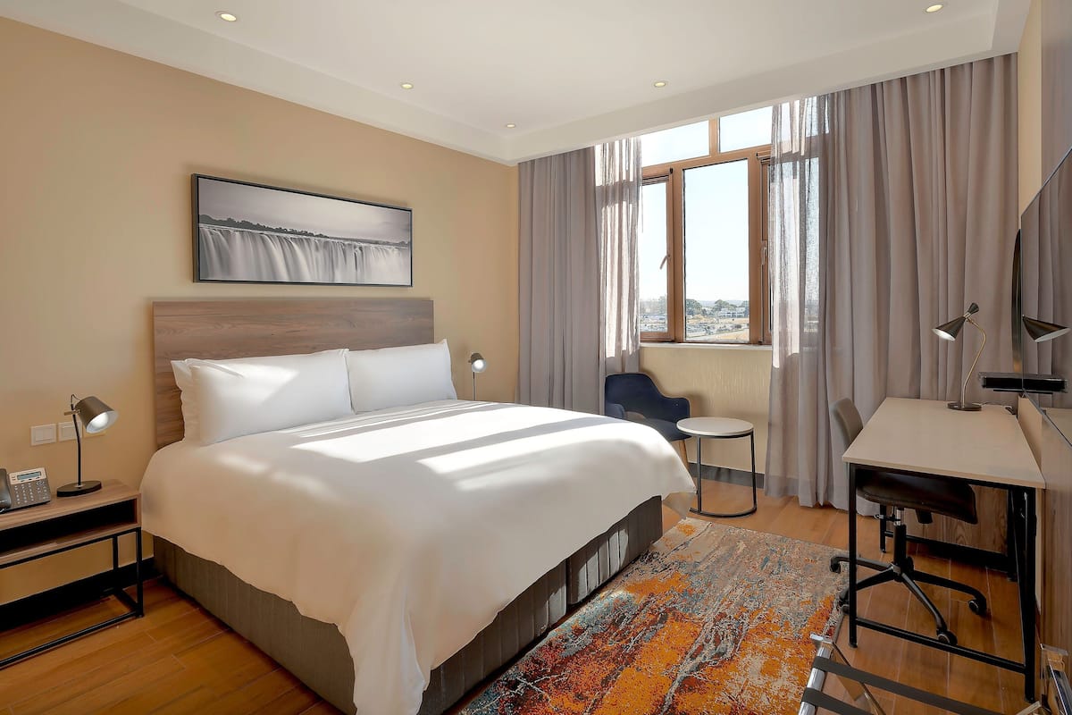 Zimmer, 1 King-Bett, Gartenblick | Minibar, Schreibtisch, laptopgeeigneter Arbeitsplatz