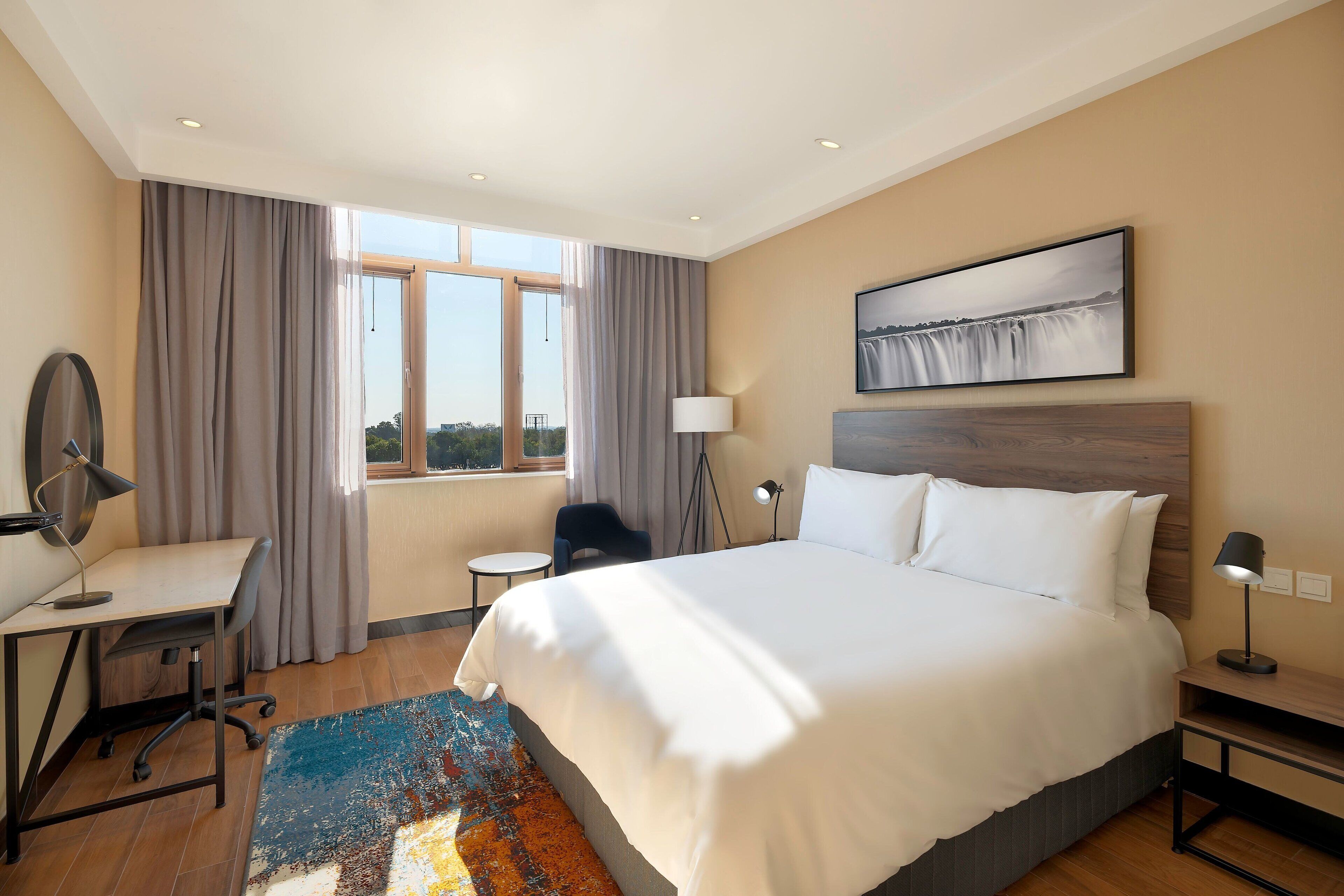 Kamer, 1 kingsize bed, uitzicht op tuin | Een minibar, een bureau, een laptopwerkplek, verduisterende gordijnen