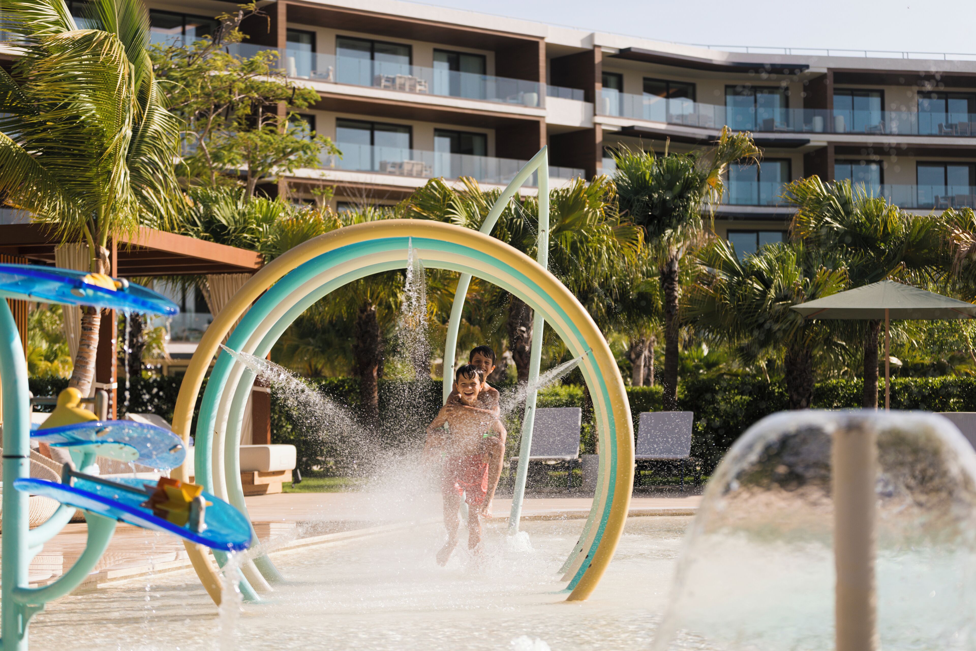 Un espace de jeux aquatiques comprenant une structure circulaire et une piscine.