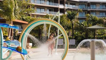Un espace de jeux aquatiques comprenant une structure circulaire et une piscine.