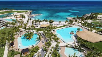 4 piscines extérieures, parasols de plage, chaises longues