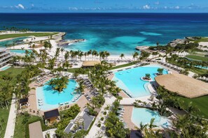 4 outdoor pools, pool umbrellas, sun loungers