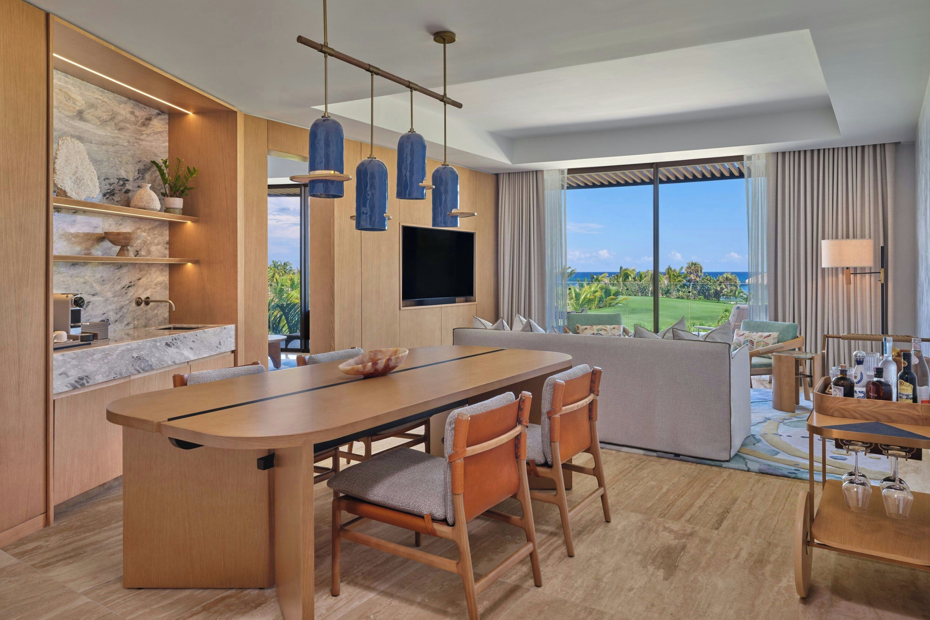 Suite luxueuse, 1 chambre, balcon | Salle de séjour | Téléviseur connecté de 50 po avec télévision par câble