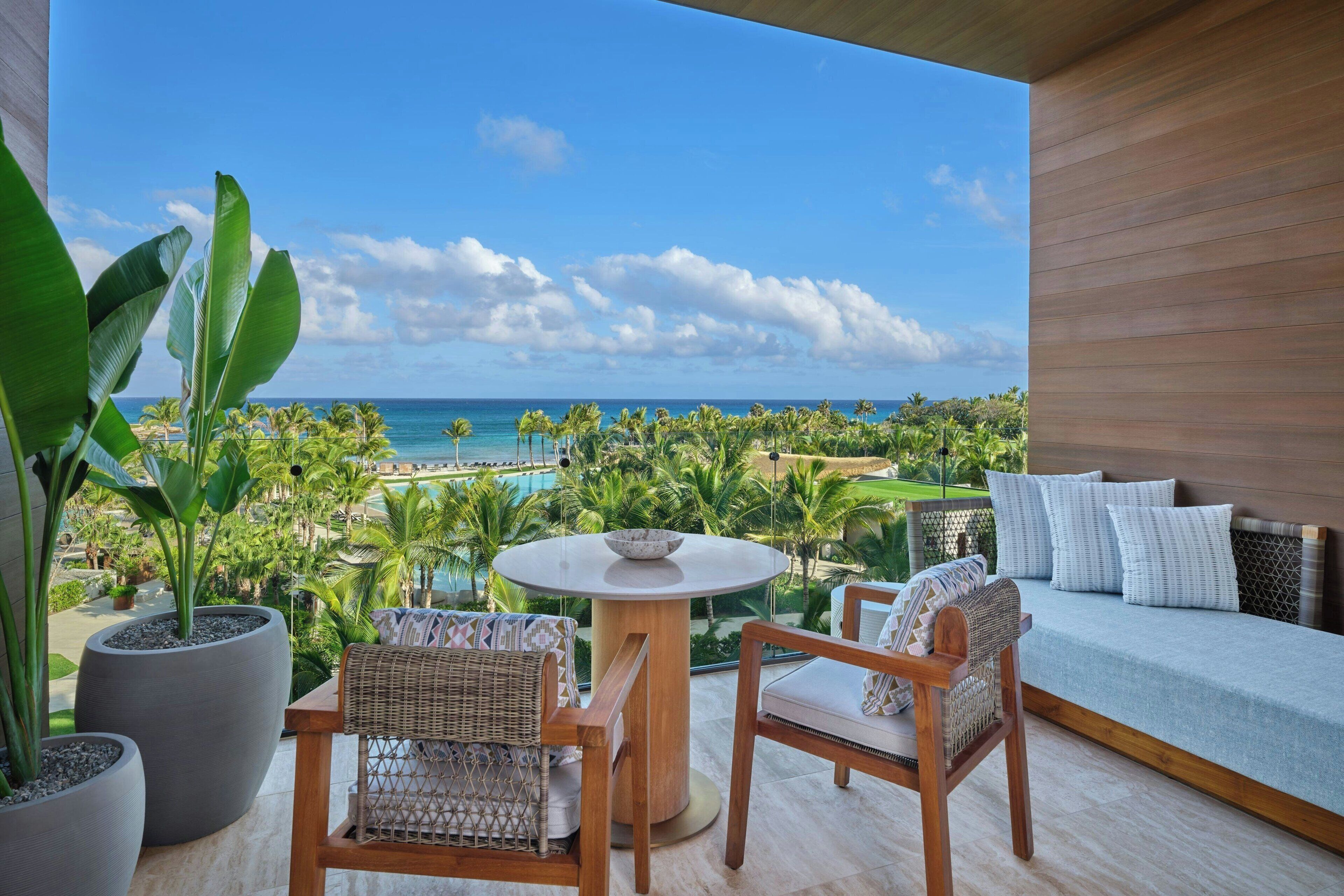 Frette Italian sheets, premium bedding, minibar, free WiFi