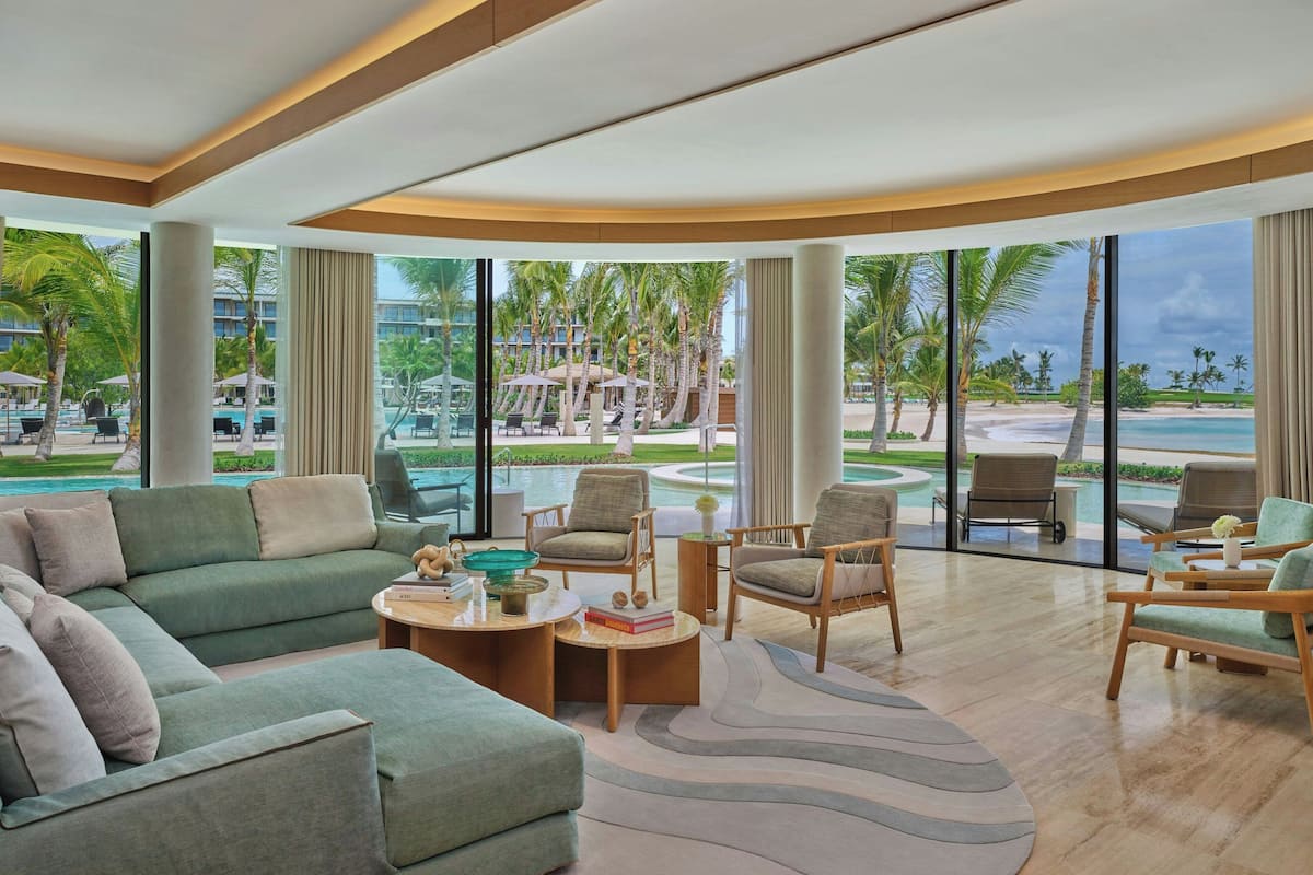 Luxe suite, 1 slaapkamer, niet-roken, uitzicht op zee | Woonkamer | Een 50-inch smart-tv met kabelzenders