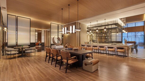 Cocina moderna con isla central, barra y asientos.