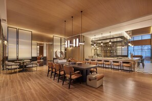 Cozinha moderna com ilha central, espaço para bar e assentos.