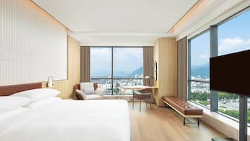 Executive Room, 1 King Bed | Hypo-allergenic bedding, down comforters, minibar, in-room safe