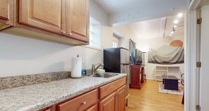 Ski side studio unit with fireplace, desk/chair and Wifi