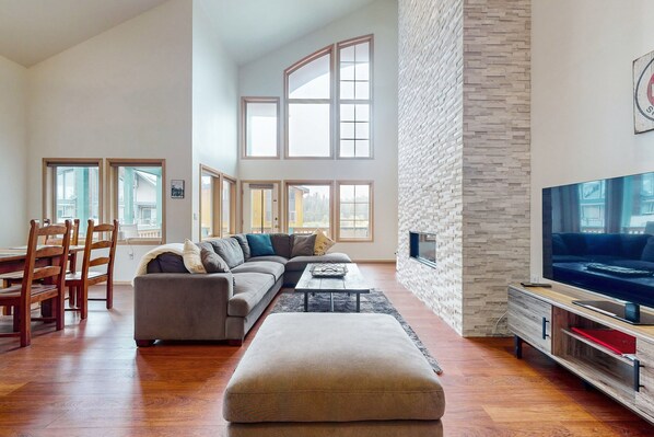 TV, fireplace