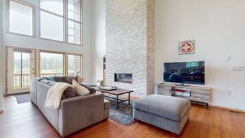 Televisión y chimenea