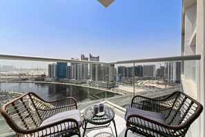 Premium Studio, Canal View | Balcony - Modern Studio at DAMAC Maison Prive (Dubai)