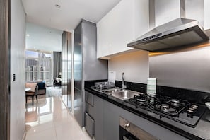 Apartamento premium, vista para o canal | Cozinha privada | Geladeira grande, micro-ondas, fogão, cooktop