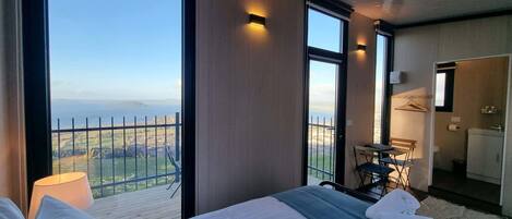 1 bedroom, bed sheets