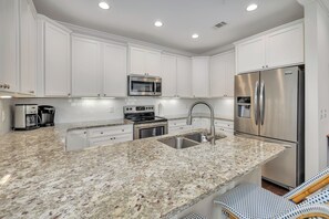 Kylskåp, mikrovågsugn, ugn och spishäll