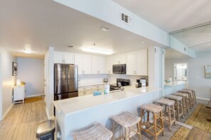 冷蔵庫、電子レンジ、オーブン、コンロ