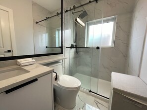 Shower, towels, toilet paper - Duplex in Vancouver (Vancouver)