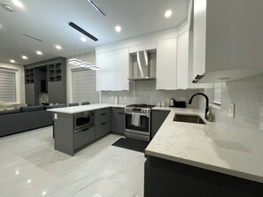 Fridge, microwave, oven, stovetop - Duplex in Vancouver (Vancouver)